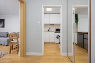 Kuchnia lub aneks kuchenny w obiekcie Bright Apartment with Air Conditioning in the Capital by Noclegi Renters