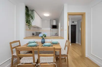 Kuchnia lub aneks kuchenny w obiekcie Bright Apartment with Air Conditioning in the Capital by Noclegi Renters