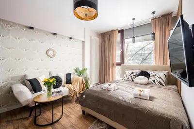 Łóżko lub łóżka w pokoju w obiekcie Lovely BOUTIQUE studios 2x1BR nearby Chopin Airport & 15 min to Centre by tram