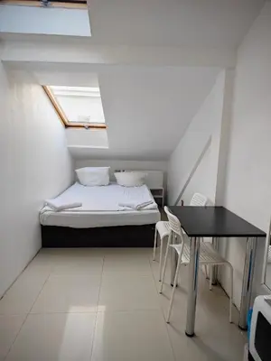 Łóżko lub łóżka w pokoju w obiekcie Apartamenty Hoża Attic Studio