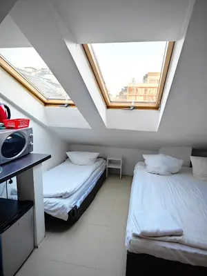 Łóżko lub łóżka w pokoju w obiekcie Apartamenty Hoża Attic Studio