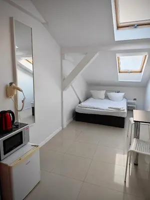 Łóżko lub łóżka w pokoju w obiekcie Apartamenty Hoża Attic Studio