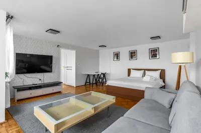 Telewizja i/lub zestaw kina domowego w obiekcie Mokotów Serene Apartment by BookingHost