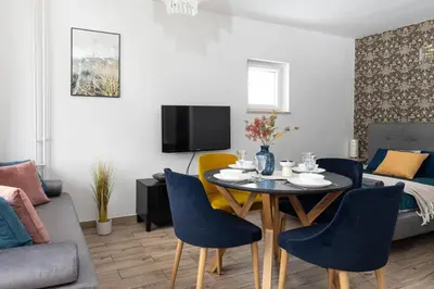Telewizja i/lub zestaw kina domowego w obiekcie Al Solidarności apt 42 SuperApart - Studio with Balcony