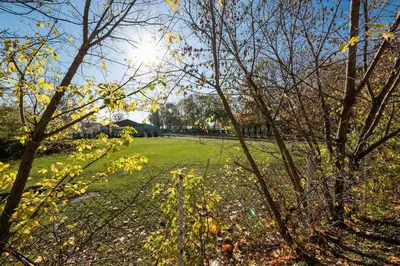 Ogród w obiekcie Apartament Zielone Zacisze, Darmowy Parking