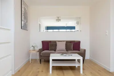 Część wypoczynkowa w obiekcie Bright CityView Apartment with AC near PGE Narodowy by Noclegi Renters