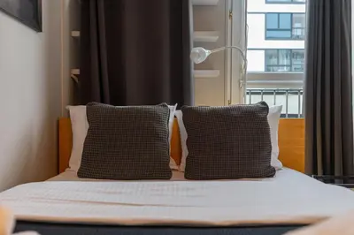 Łóżko lub łóżka w pokoju w obiekcie Grzybowska 13th Floor Stylish Apartment by BookingHost