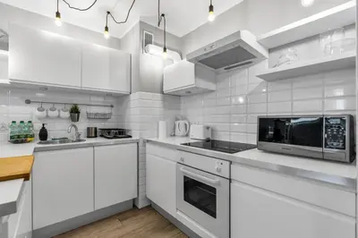Kuchnia lub aneks kuchenny w obiekcie Grzybowska 13th Floor Stylish Apartment by BookingHost