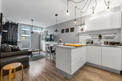 Kuchnia lub aneks kuchenny w obiekcie Grzybowska 13th Floor Stylish Apartment by BookingHost