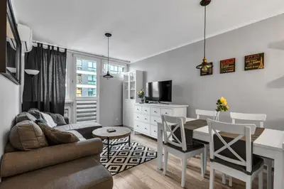 Telewizja i/lub zestaw kina domowego w obiekcie Grzybowska 13th Floor Stylish Apartment by BookingHost