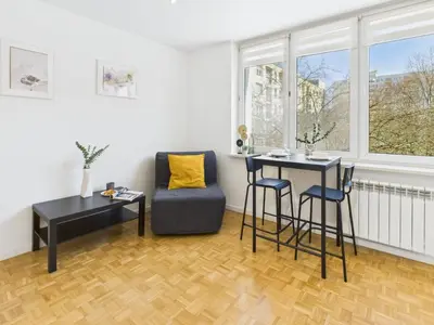 Część wypoczynkowa w obiekcie Comfortable Studio Close to Metro Station by Noclegi Renters