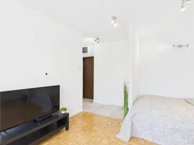 Telewizja i/lub zestaw kina domowego w obiekcie Comfortable Studio Close to Metro Station by Noclegi Renters