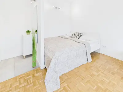 Łóżko lub łóżka w pokoju w obiekcie Comfortable Studio Close to Metro Station by Noclegi Renters