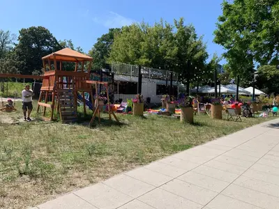 Ogród w obiekcie Riverside Retreat by Vistula 2BR & separate living room & balcony in the Center