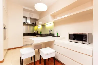 Kuchnia lub aneks kuchenny w obiekcie Apartament Lincoln Exclusive with AC in Warsaw by Renters Prestige