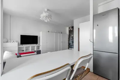 Kuchnia lub aneks kuchenny w obiekcie Metro Kabaty Homely Studio by BookingHost