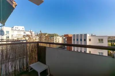 Balkon lub taras w obiekcie Metro Kabaty Homely Studio by BookingHost