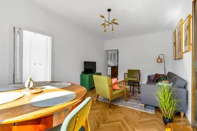 Część wypoczynkowa w obiekcie Wola Ratusz Serene Apartment by BookingHost