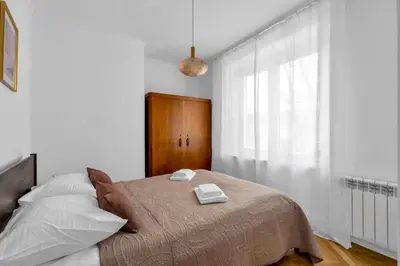 Łóżko lub łóżka w pokoju w obiekcie Wola Ratusz Serene Apartment by BookingHost