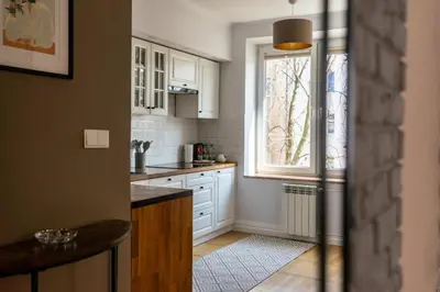 Kuchnia lub aneks kuchenny w obiekcie Wola Ratusz Serene Apartment by BookingHost