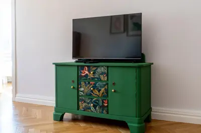 Telewizja i/lub zestaw kina domowego w obiekcie Wola Ratusz Serene Apartment by BookingHost
