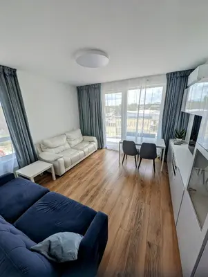 Część wypoczynkowa w obiekcie Przystanek Międzylesie Dwupokojowy Apartament z osobną Kuchnią Garażem Self Check-in Blisko CZD