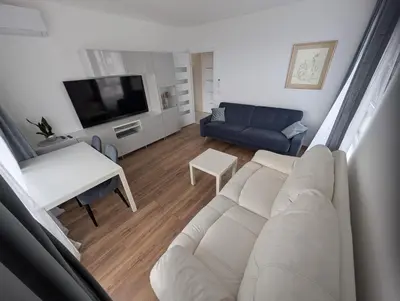 Telewizja i/lub zestaw kina domowego w obiekcie Przystanek Międzylesie Dwupokojowy Apartament z osobną Kuchnią Garażem Self Check-in Blisko CZD