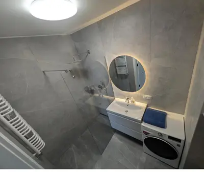 Łazienka w obiekcie Przystanek Międzylesie Dwupokojowy Apartament z osobną Kuchnią Garażem Self Check-in Blisko CZD