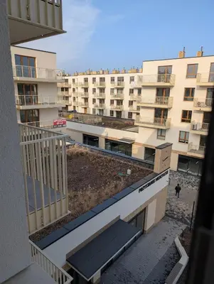 Balkon lub taras w obiekcie Przystanek Międzylesie Dwupokojowy Apartament z osobną Kuchnią Garażem Self Check-in Blisko CZD