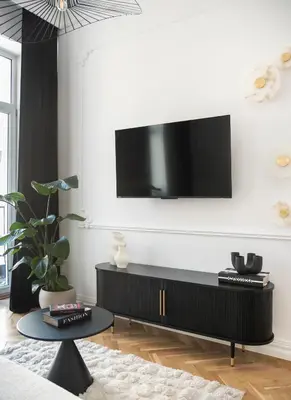 Telewizja i/lub zestaw kina domowego w obiekcie Wilcza Apartment with Mezzanine by BookingHost