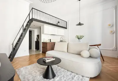 Część wypoczynkowa w obiekcie Wilcza Apartment with Mezzanine by BookingHost