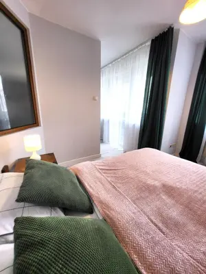Łóżko lub łóżka w pokoju w obiekcie Enjoy! Czerniakowska Torwar