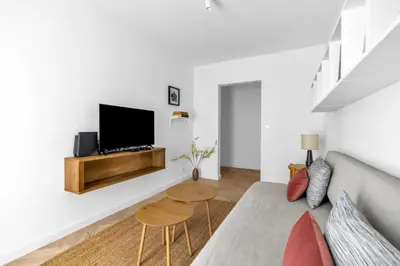 Telewizja i/lub zestaw kina domowego w obiekcie Warszawa Rakowiec Stylish Apartment by BookingHost