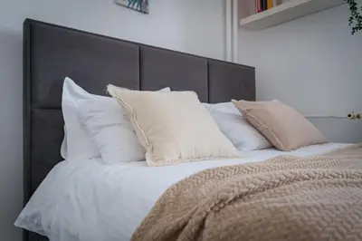 Łóżko lub łóżka w pokoju w obiekcie LYNA Home Plus - Premium Metro Residence