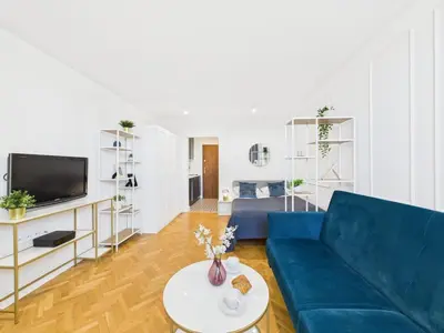 Telewizja i/lub zestaw kina domowego w obiekcie Stylish and Bright Studio Pet-Friendly by Noclegi Renters