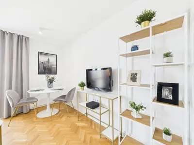 Telewizja i/lub zestaw kina domowego w obiekcie Stylish and Bright Studio Pet-Friendly by Noclegi Renters