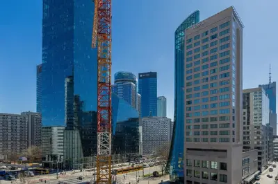 Widok na miasto Warszawa z tego apartamentu