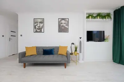 Telewizja i/lub zestaw kina domowego w obiekcie Modern Apartment Grzybowska near Hala Mirowska by Noclegi Renters