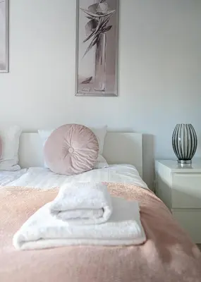 Łóżko lub łóżka w pokoju w obiekcie RentPlanet - Apartament Smolna