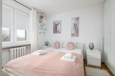 Łóżko lub łóżka w pokoju w obiekcie RentPlanet - Apartament Smolna