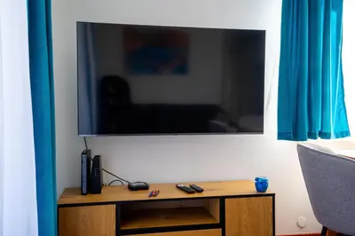 Telewizja i/lub zestaw kina domowego w obiekcie Sapphire Sky Deluxe Apartment by BookingHost