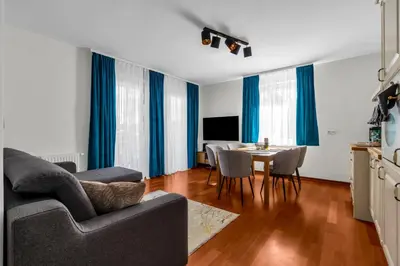 Telewizja i/lub zestaw kina domowego w obiekcie Sapphire Sky Deluxe Apartment by BookingHost