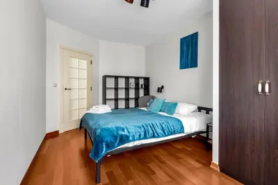 Łóżko lub łóżka w pokoju w obiekcie Sapphire Sky Deluxe Apartment by BookingHost