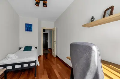 Łóżko lub łóżka w pokoju w obiekcie Sapphire Sky Deluxe Apartment by BookingHost