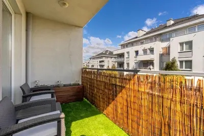 Balkon lub taras w obiekcie Sapphire Sky Deluxe Apartment by BookingHost