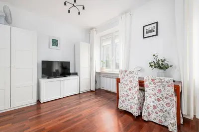 Telewizja i/lub zestaw kina domowego w obiekcie RentPlanet - Apartamenty Chmielna