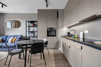 Kuchnia lub aneks kuchenny w obiekcie National Stadium Riverside Apartment by BookingHost