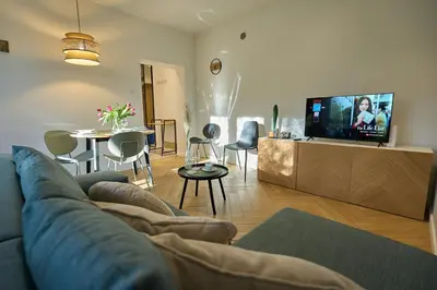 Telewizja i/lub zestaw kina domowego w obiekcie The Green Nest Apartment Wola Rondo Daszynskiego