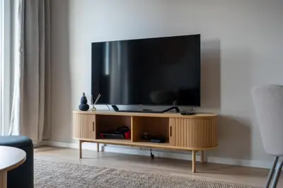 Telewizja i/lub zestaw kina domowego w obiekcie National Stadium Deluxe Apartment by BookingHost