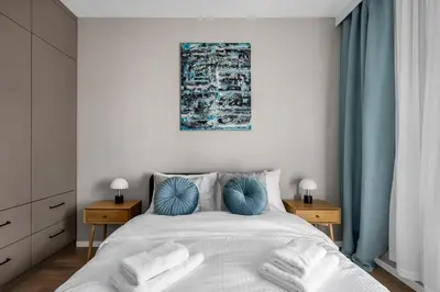 Łóżko lub łóżka w pokoju w obiekcie National Stadium Deluxe Apartment by BookingHost